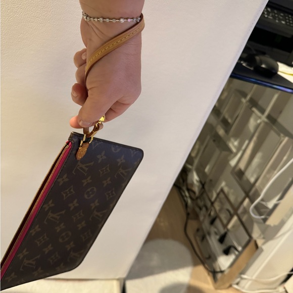 Authentic Louis Vuitton pouch/wrislet in excellent condition - Picture 6 of 10